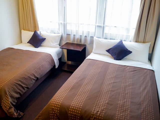 Twin Room, Smoking