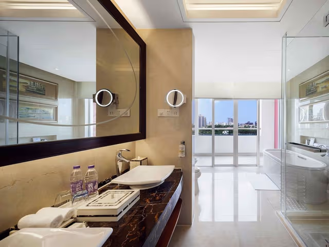 Deluxe Suite, 1 King Bed, Balcony, Sea View