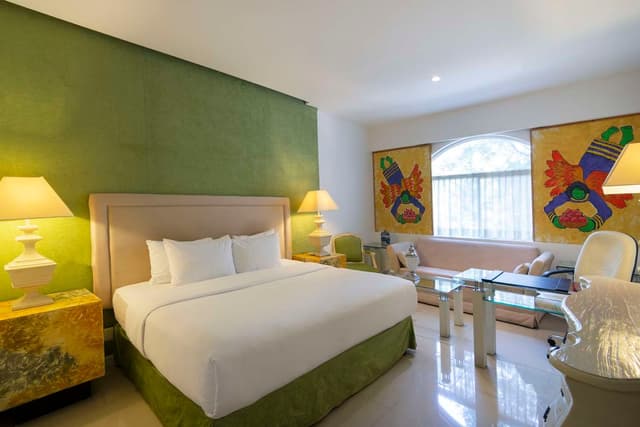1 KING BED DELUXE GUESTROOM