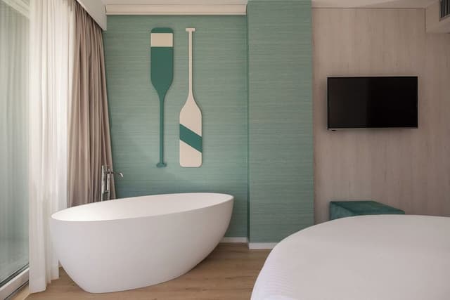 Romantic Double Room, Bathtub, Lake View