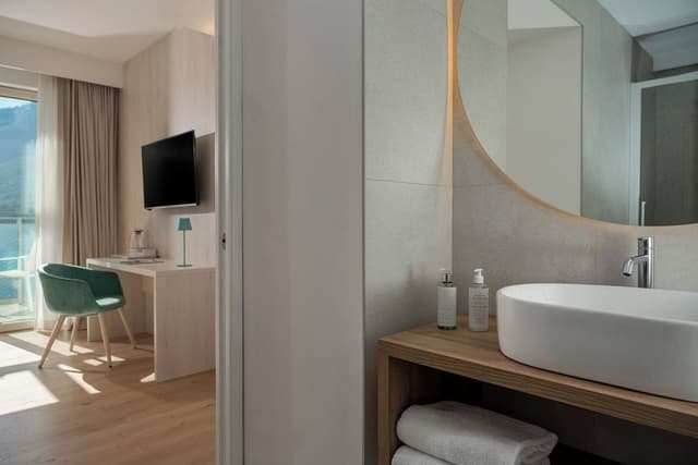 Club Double Room, Partial Lake View