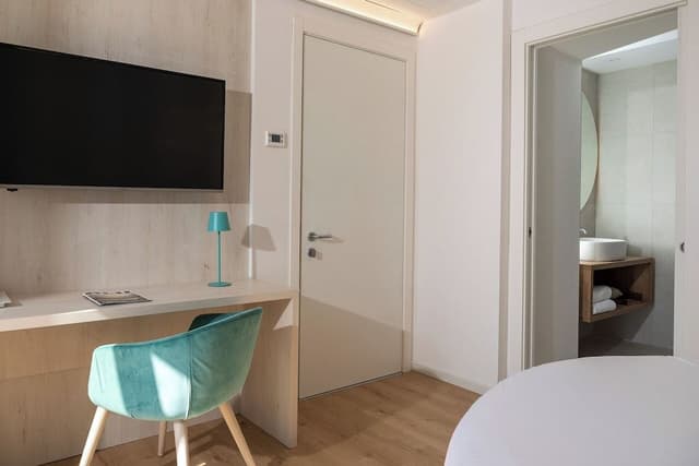 Club Double Room, Partial Lake View