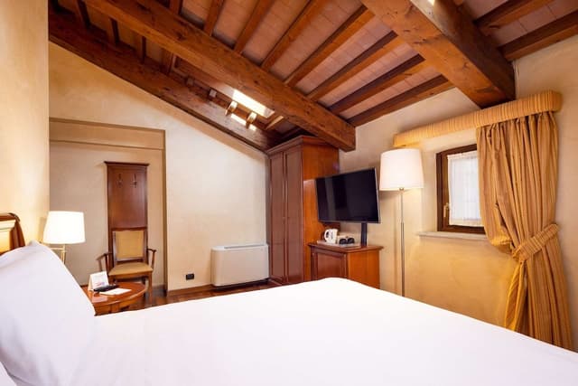 Superior Room, 1 King Bed
