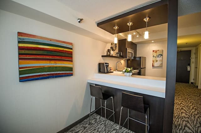 Deluxe One Bedroom Suite, Full Kitchen