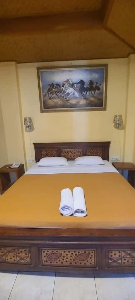 Deluxe Room, 1 King Bed, Bathtub, Pool View