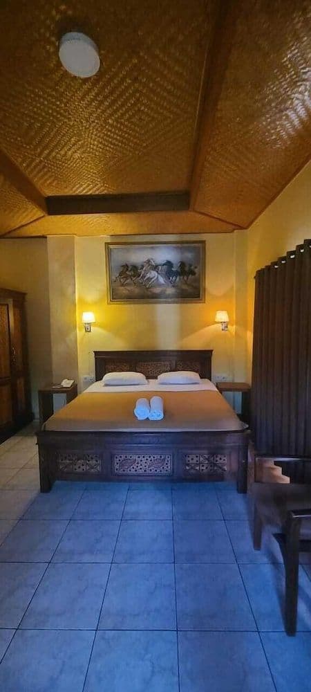 Deluxe Room, 1 King Bed, Bathtub, Pool View