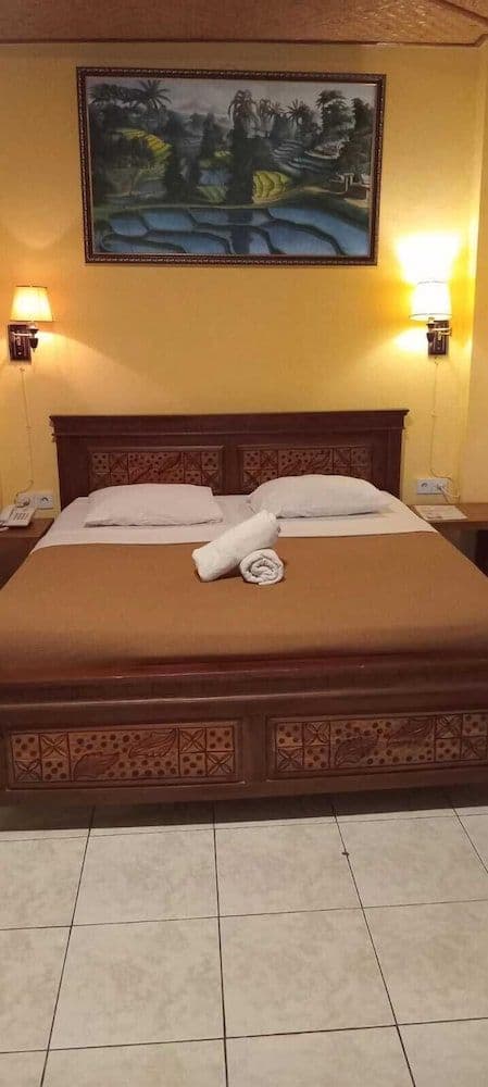 Deluxe Room, 1 King Bed, Bathtub, Pool View