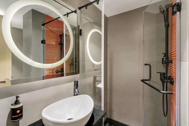 Luxe Queen Room