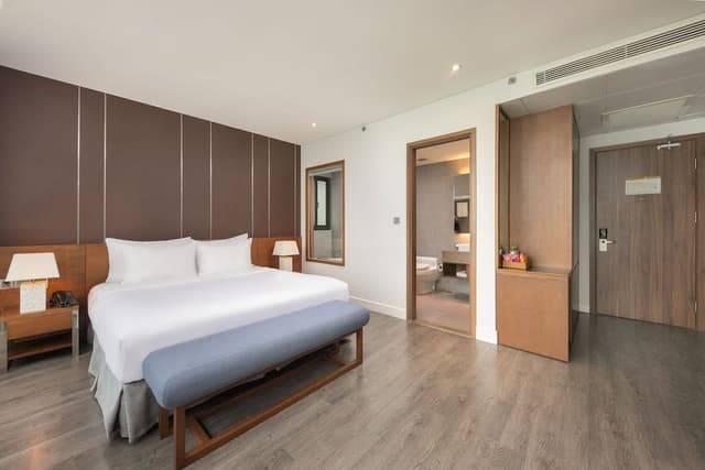 Grand Double Room, 1 King Bed, Non Smoking, Bathtub