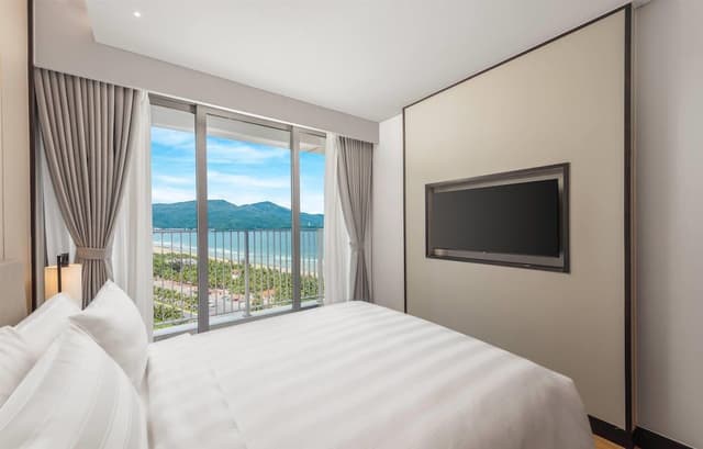 Deluxe Suite, 2 Bedrooms, Balcony, Partial Ocean View (Family)