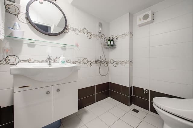 Double room with shared bathroom