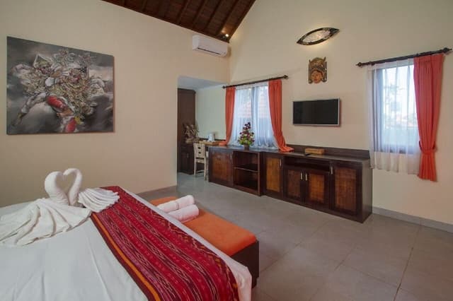 Deluxe Suite, 1 Queen Bed, Private Bathroom