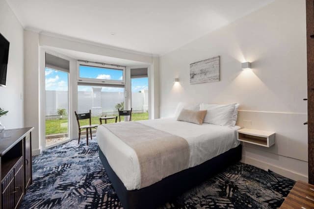 Deluxe Room, 1 Queen Bed, Garden View