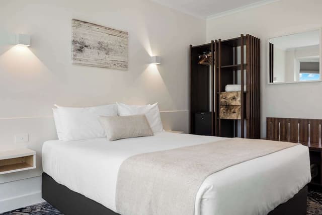 Deluxe Room, 1 Queen Bed, Garden View