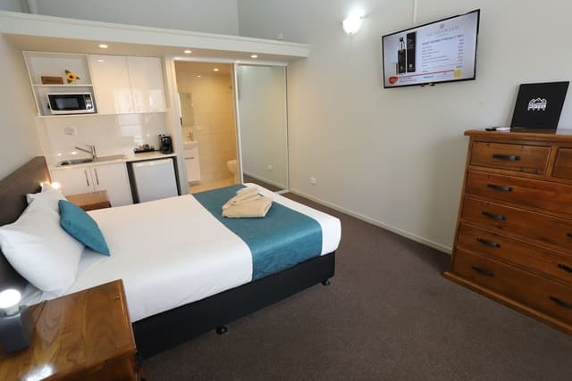 Deluxe Queen Room (Not Pets Friendly)