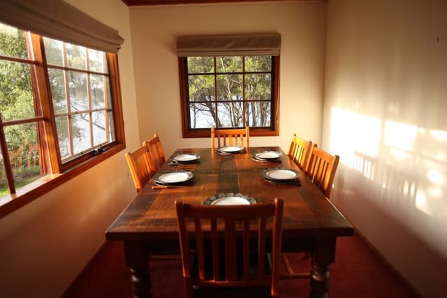 Whole House, 6 bedrooms, 4 Double, 1 Single, 3 Queen,
