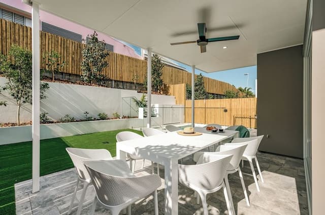 Five Bedroom Saltbush Luxury Home with Pool