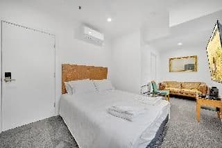 STUDIO QUEEN SIZE BED