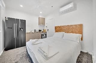 STUDIO QUEEN SIZE BED