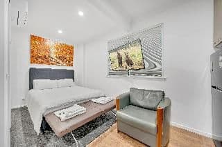 STUDIO QUEEN SIZE BED