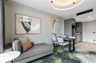 APARTMENT QUEEN SIZE BED