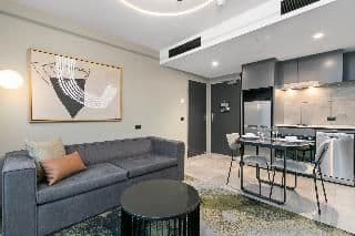 APARTMENT QUEEN SIZE BED