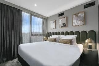 APARTMENT QUEEN SIZE BED
