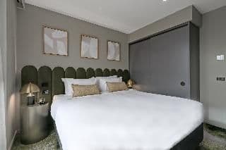 APARTMENT QUEEN SIZE BED