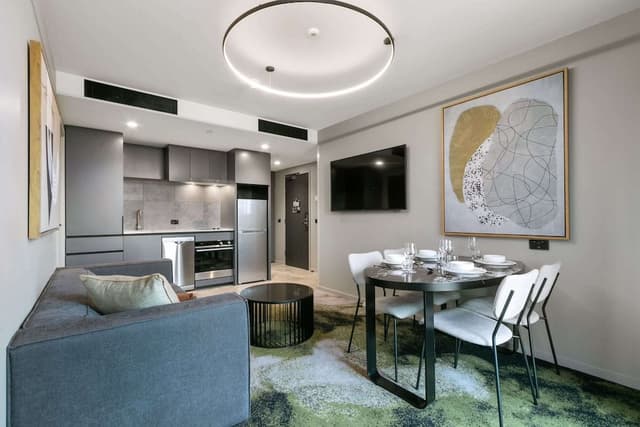 One Bedroom King Apartment