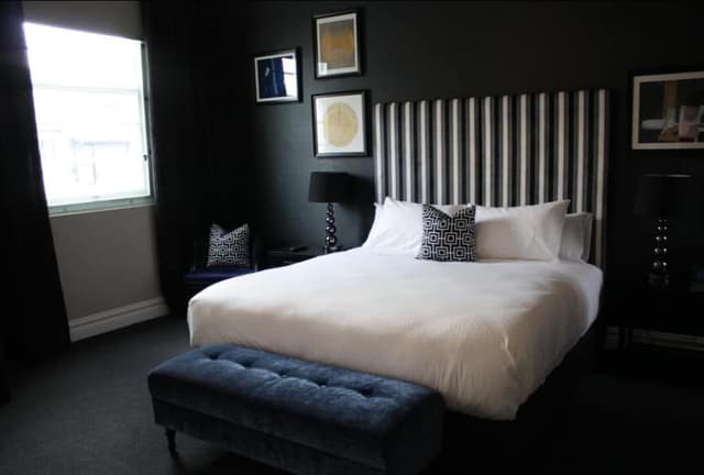 Deluxe Heritage King Suite