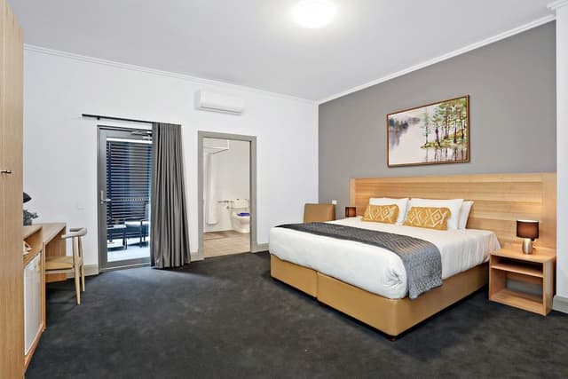 Deluxe Double Room, 1 King Bed, Accessible, Balcony