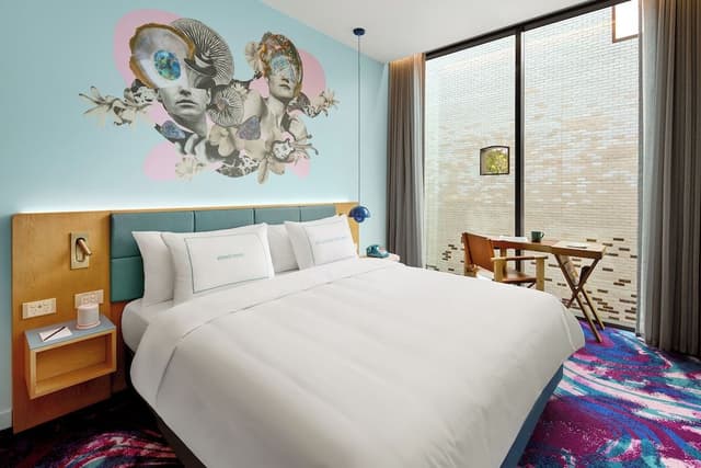 Room, 1 Queen Bed (Medium)