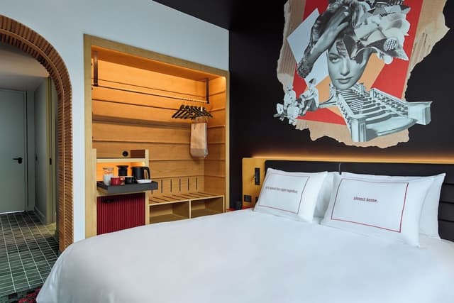 Room, 1 Queen Bed (Medium)
