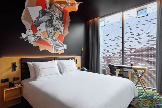 Room, 1 Queen Bed (Medium)