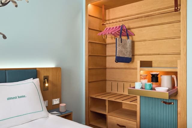 Room, 1 Queen Bed (Medium)