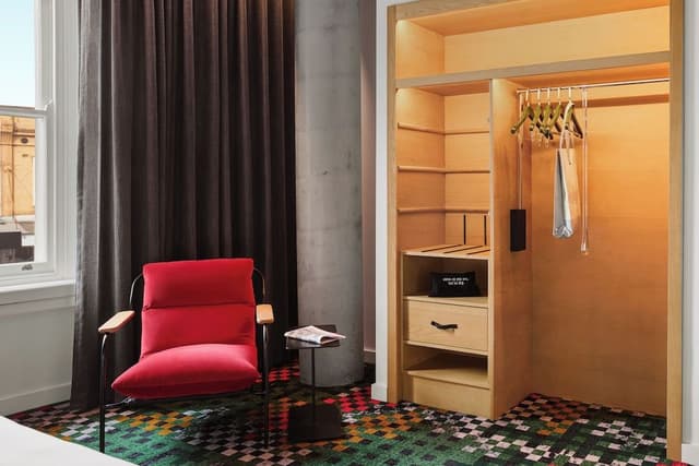 Room (Large King)