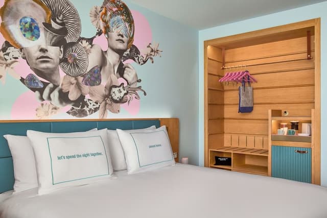 Room (Large King)