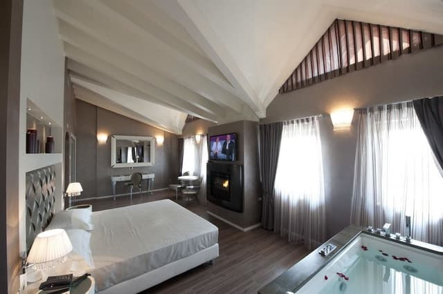 Junior Suite, Jetted Tub