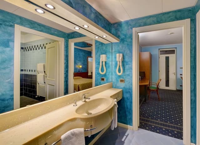 Suite, Jetted Tub