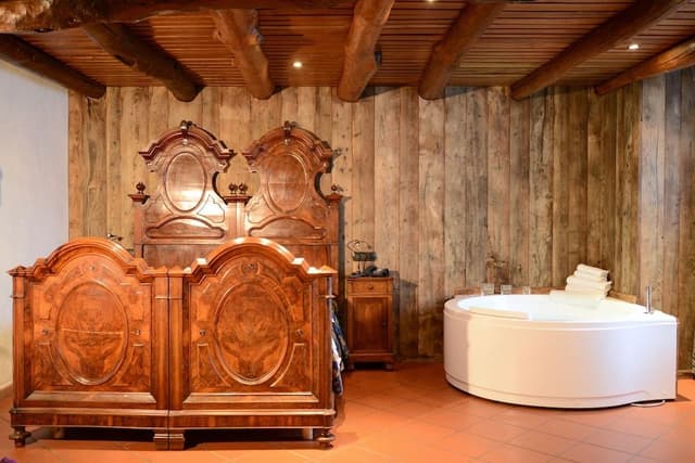 Suite, Jetted Tub