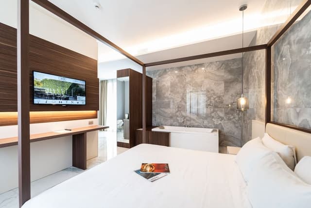 Suite, Jetted Tub, Terrace (Galleria)