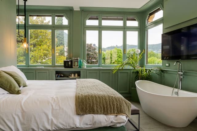 Suite, Lake View