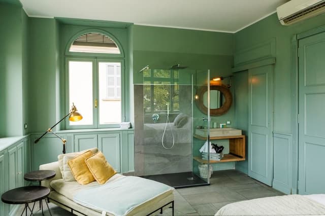 Suite, Lake View