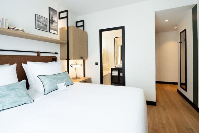 Connecting Room