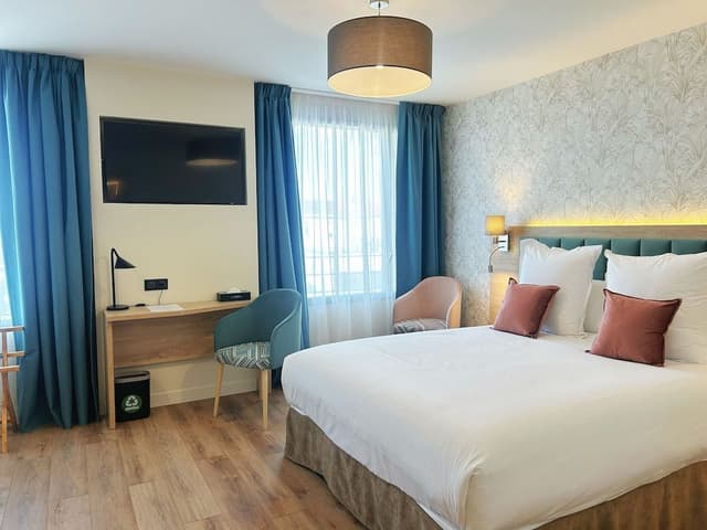 Suite, 1 Queen Bed with Sofa bed, City View