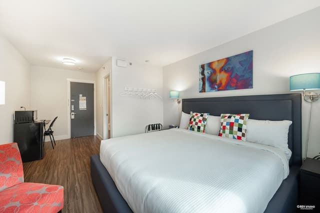 Deluxe Room, 1 King Bed with Fridge, Microwave