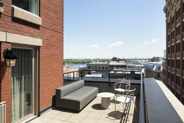 Suite, 1 Bedroom, City View (Corner)