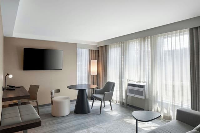 Suite, 1 Bedroom, City View (Corner)