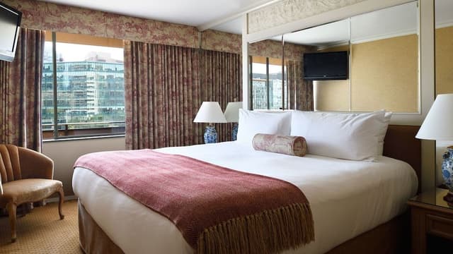 Wedgewood King Suite, Jetted tub, City View
