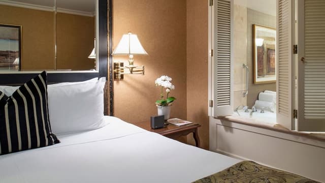 Wedgewood King Suite, Jetted tub, City View